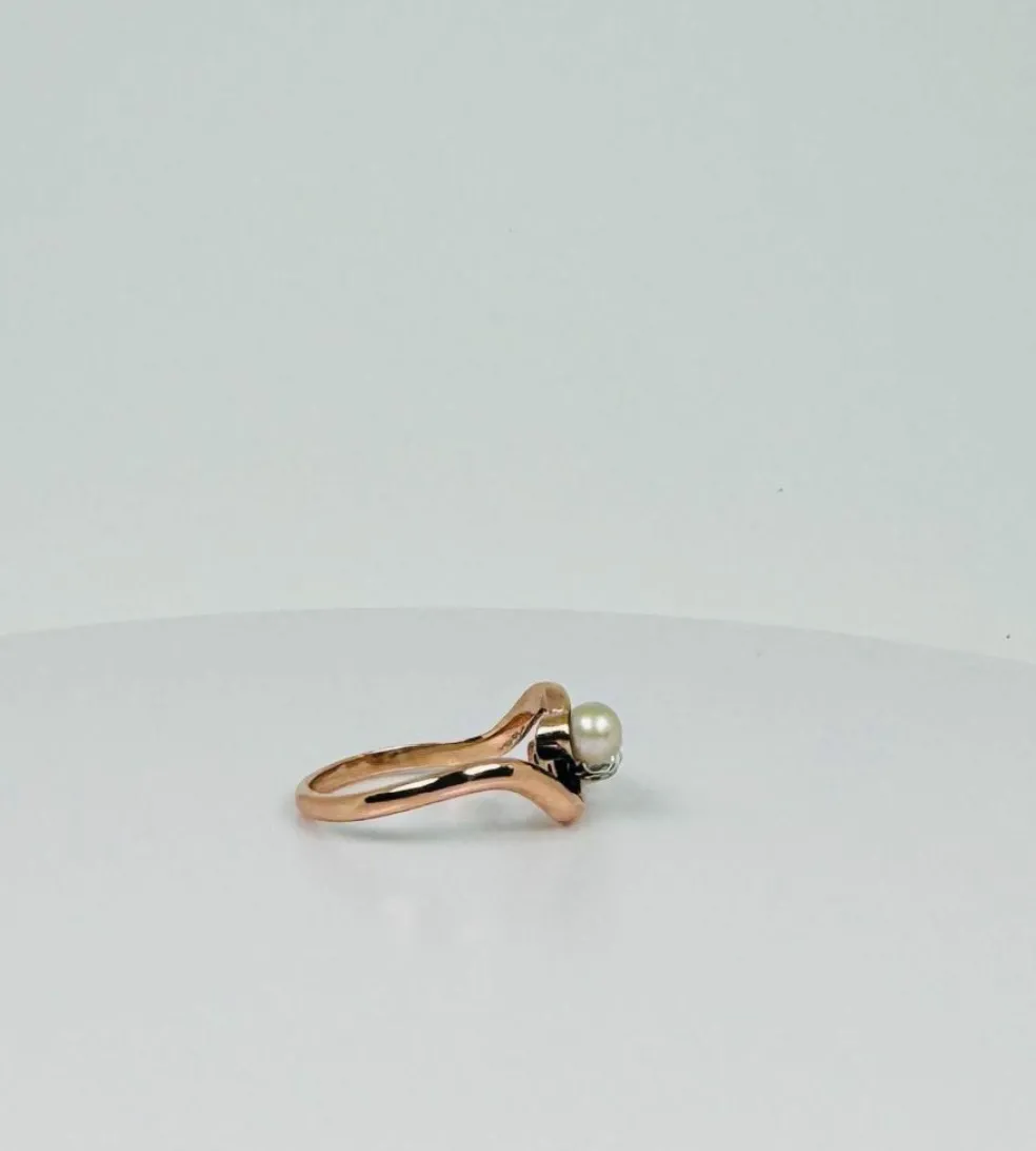 Bague croisée antique avec diamant naturel et deux perles en or jaune et rose