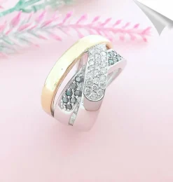 Bague Croisée Diamants Blancs et noirs