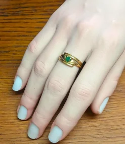 Bague croisée en or jaune et émeraude