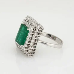 Bague de cocktail carrée en or blanc 18 carats avec diamants et émeraude