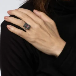 Bague de cocktail platine rubis onyx et diamants