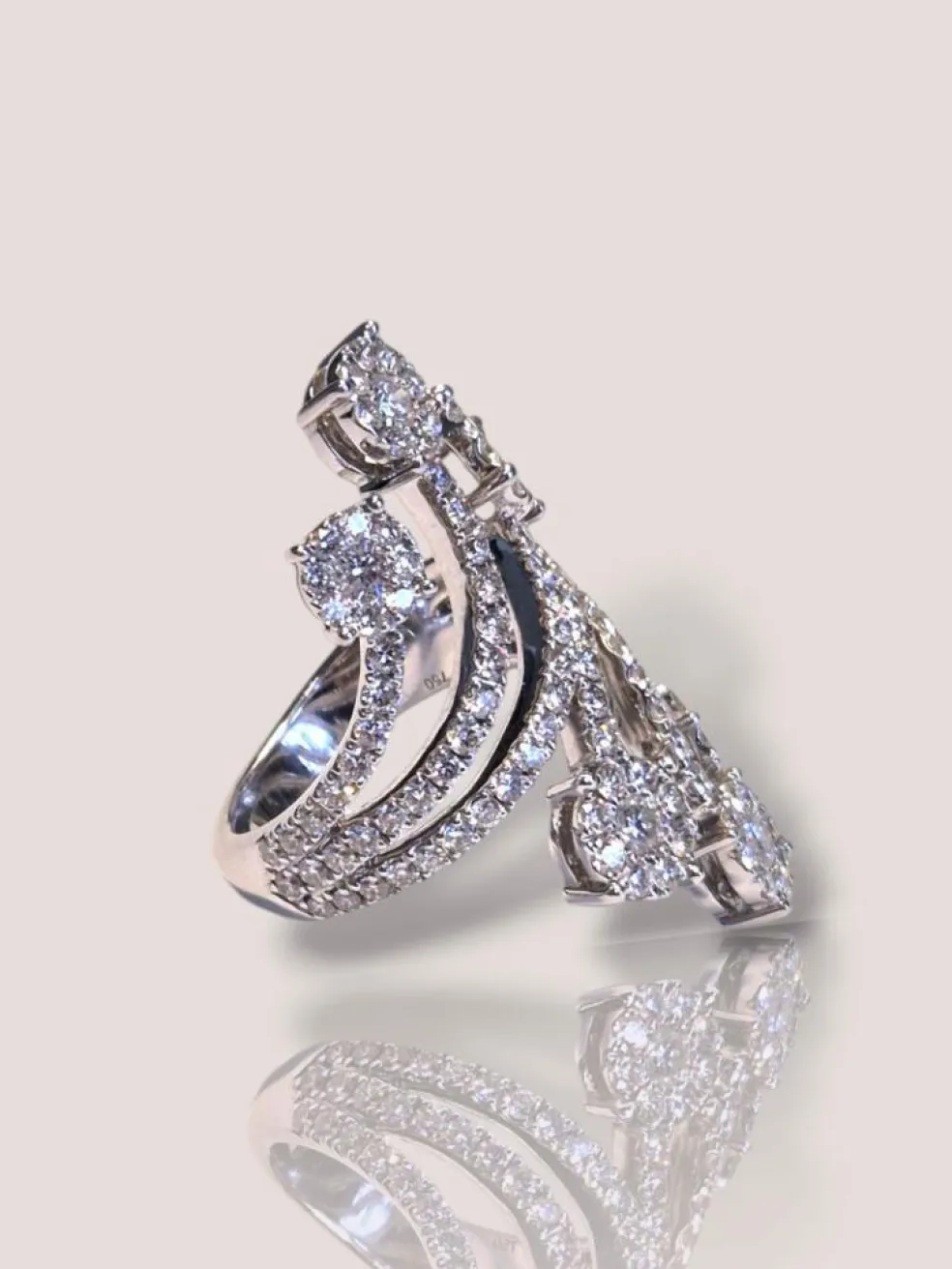 Bague de déclaration en or blanc 18 carats avec diamants