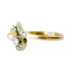 BAGUE DE DESIGN ANCIENNE DES ANNÉES 1920-1925 EN OR 18 KT ET PLATINE AVEC DIAMANTS ET PERLES