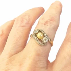 BAGUE DE DESIGN ANCIENNE DES ANNÉES 1920-1925 EN OR 18 KT ET PLATINE AVEC DIAMANTS ET PERLES