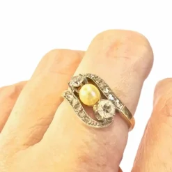 BAGUE DE DESIGN ANCIENNE DES ANNÉES 1920-1925 EN OR 18 KT ET PLATINE AVEC DIAMANTS ET PERLES