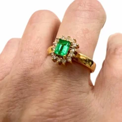 BAGUE DE DESIGN CONTEMPORAIN en OR 18 carats avec DIAMANTS et ÉMERAUDE