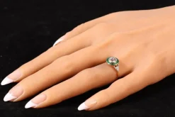Bague de fiançailles Art Déco 1920 avec diamants et émeraude