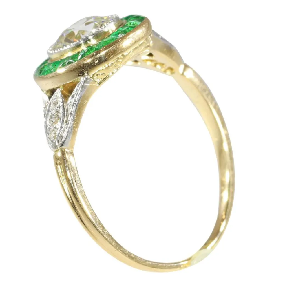 Bague de fiançailles Art Déco 1920 avec diamants et émeraude