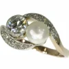 Bague de fiançailles avec diamants et perle