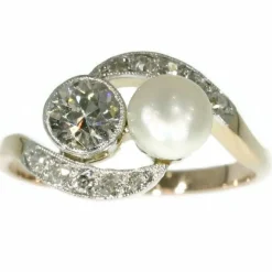 Bague de fiançailles avec diamants et perle