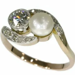 Bague de fiançailles avec diamants et perle