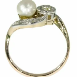 Bague de fiançailles avec diamants et perle