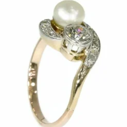 Bague de fiançailles avec diamants et perle