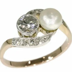 Bague de fiançailles avec diamants et perle