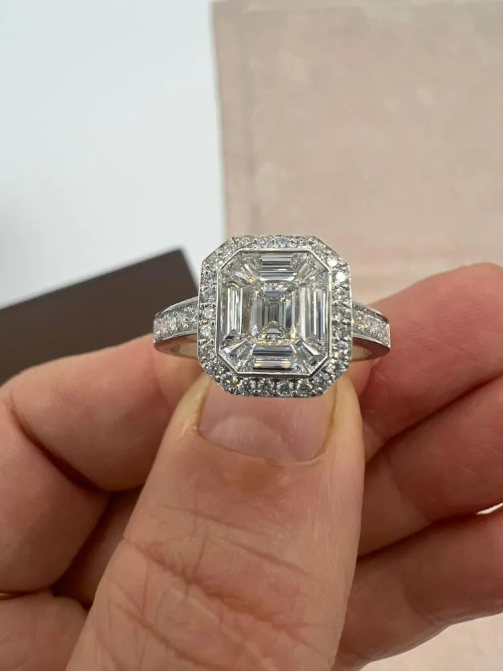 Bague de Fiançailles Diamants Calibrés et Pavage de Diamants