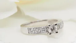 Bague de fiançailles en or gris et diamant