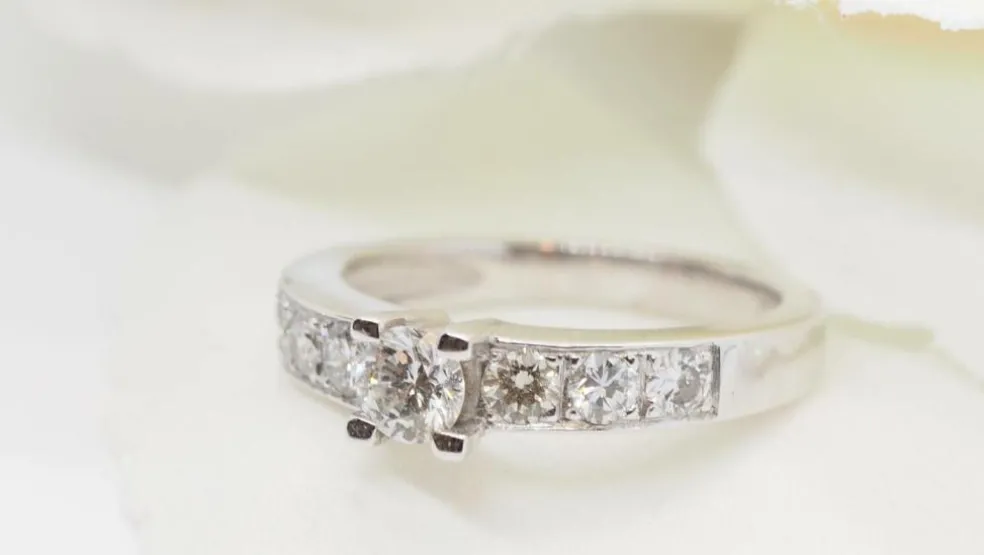 Bague de fiançailles en or gris et diamant