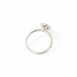 Bague de fiançailles en or blanc ornée de diamants.