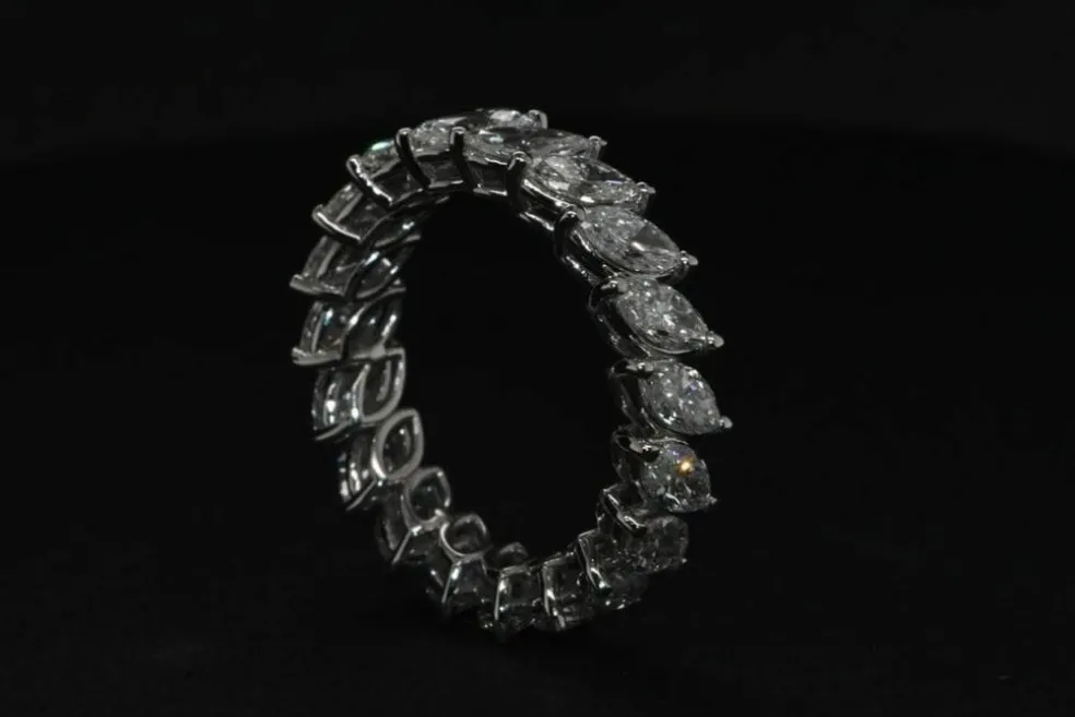 Bague De Fiançailles En Or Blanc Ornée De Diamants