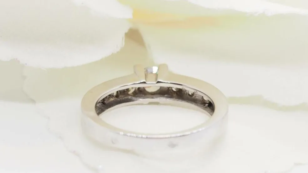 Bague de fiançailles en or gris et diamant