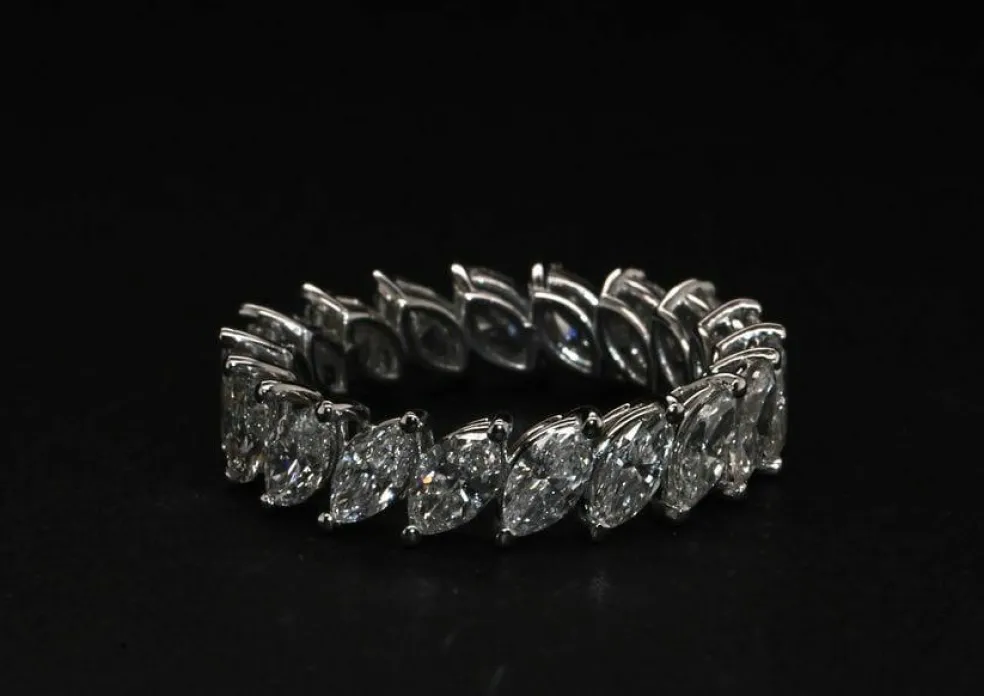 Bague De Fiançailles En Or Blanc Ornée De Diamants
