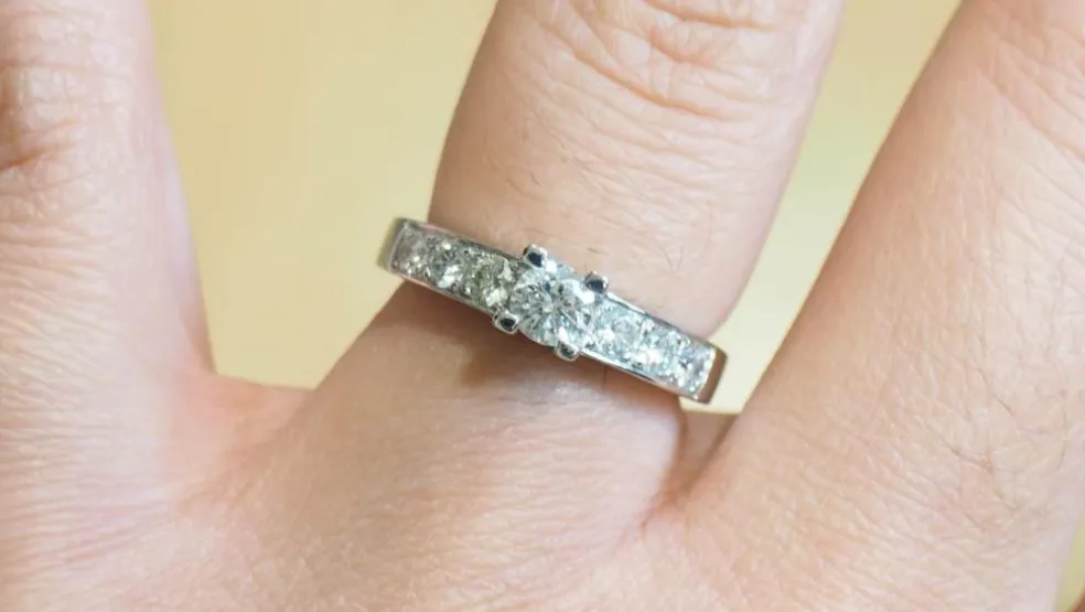 Bague de fiançailles en or gris et diamant