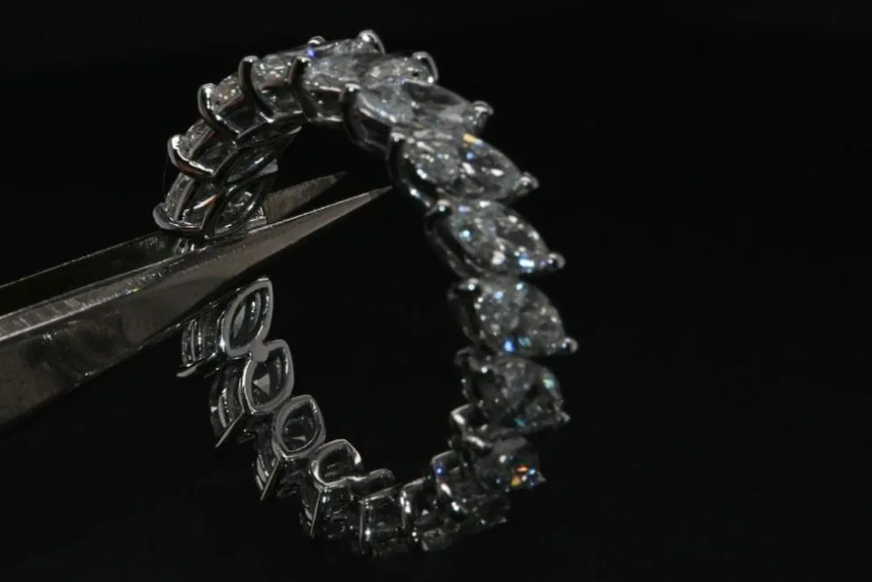 Bague De Fiançailles En Or Blanc Ornée De Diamants