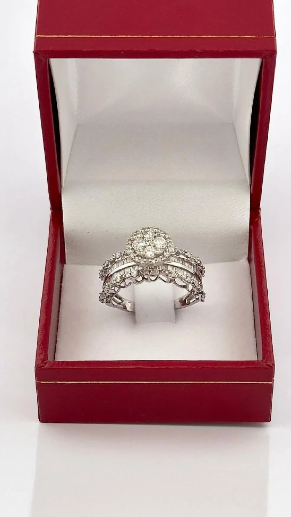 Bague de fiançailles en or blanc et diamants