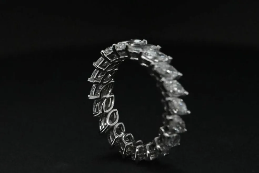 Bague De Fiançailles En Or Blanc Ornée De Diamants