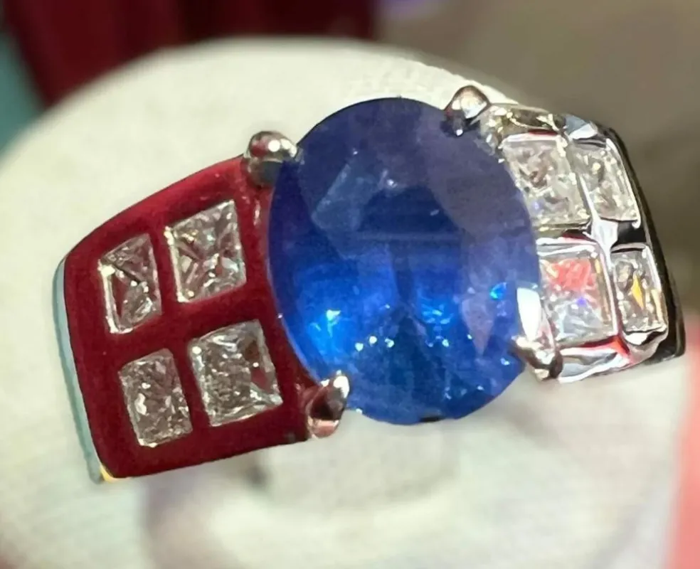 Bague de Fiançailles Or sertie Saphir entouré de Diamants