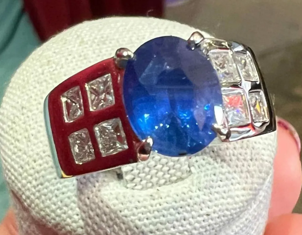 Bague de Fiançailles Or sertie Saphir entouré de Diamants