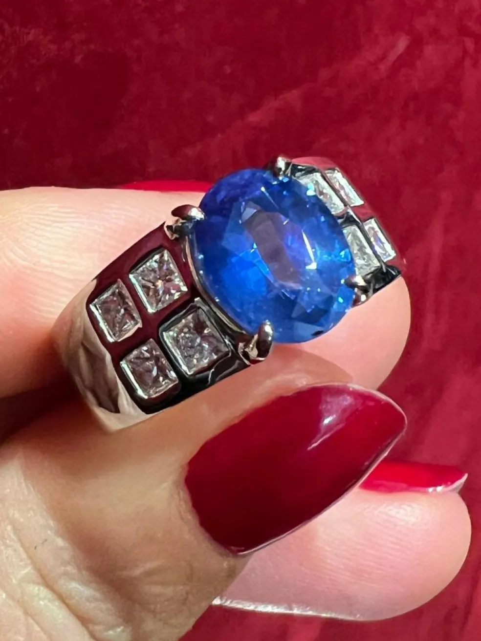 Bague de Fiançailles Or sertie Saphir entouré de Diamants