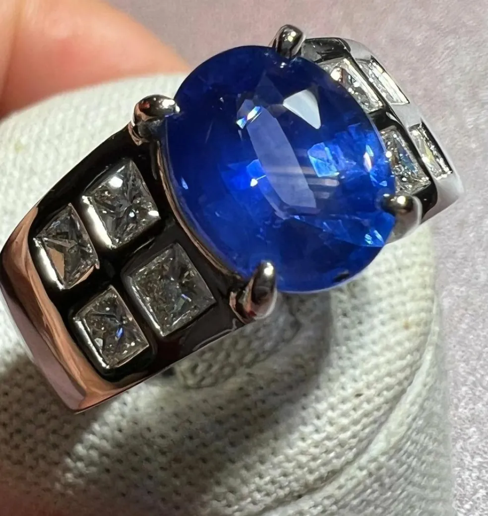 Bague de Fiançailles Or sertie Saphir entouré de Diamants