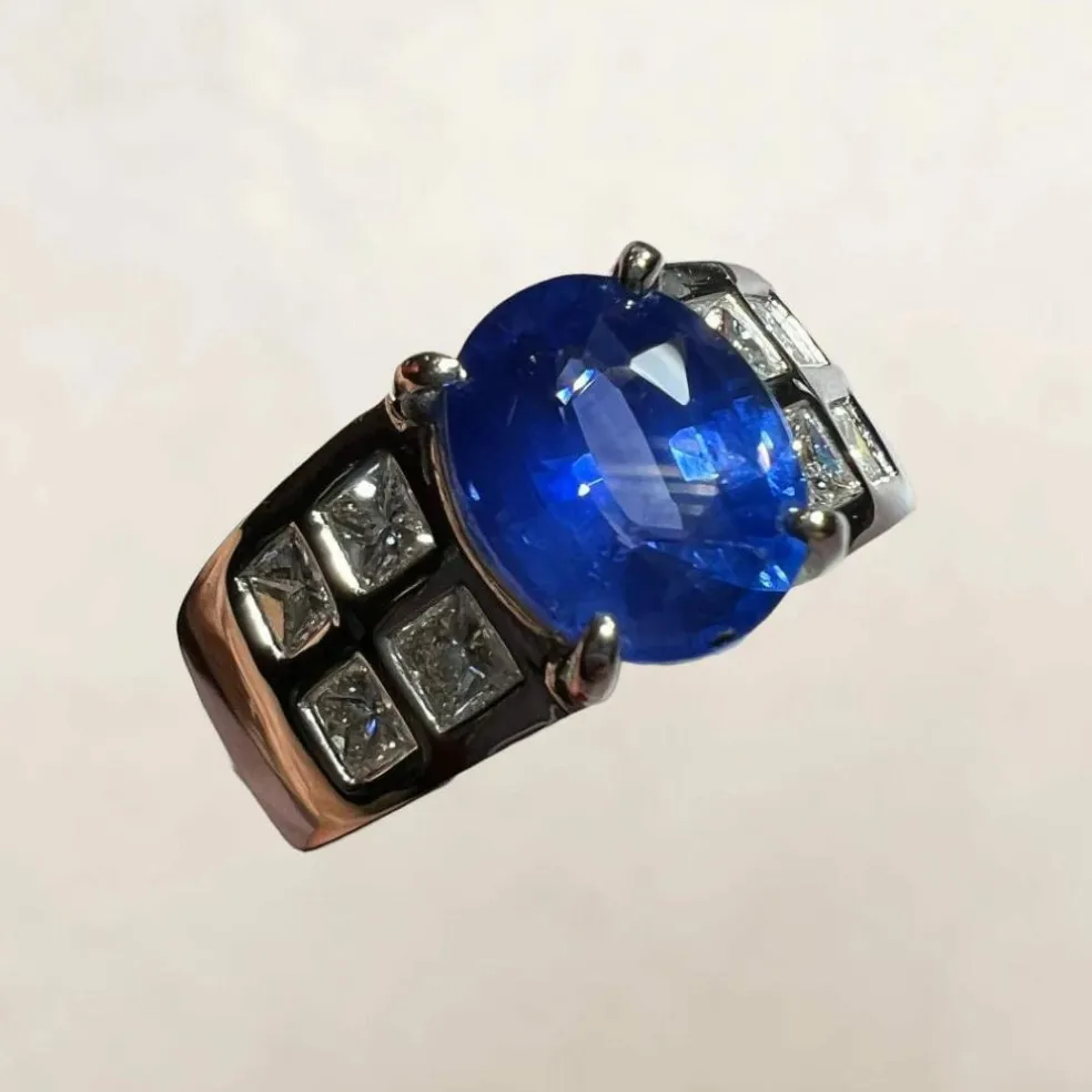 Bague de Fiançailles Or sertie Saphir entouré de Diamants