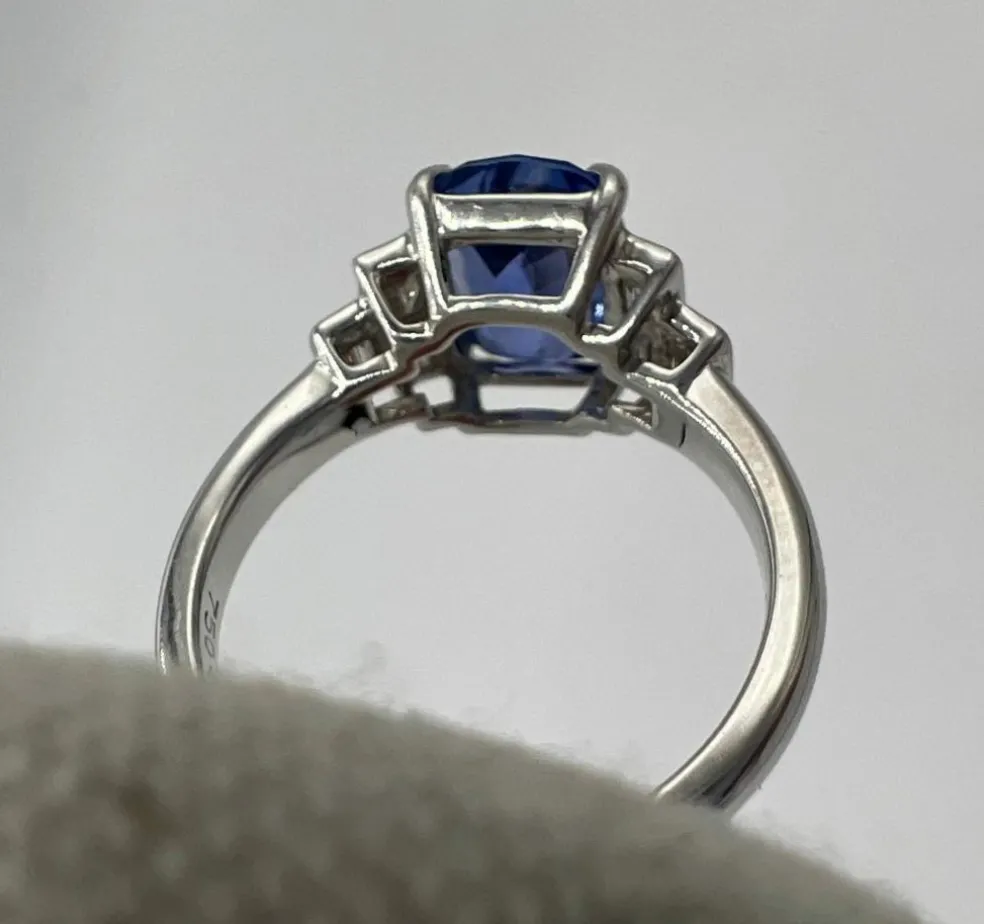 Bague de Fiançailles Saphir, diamants" Baguette" & or blanc