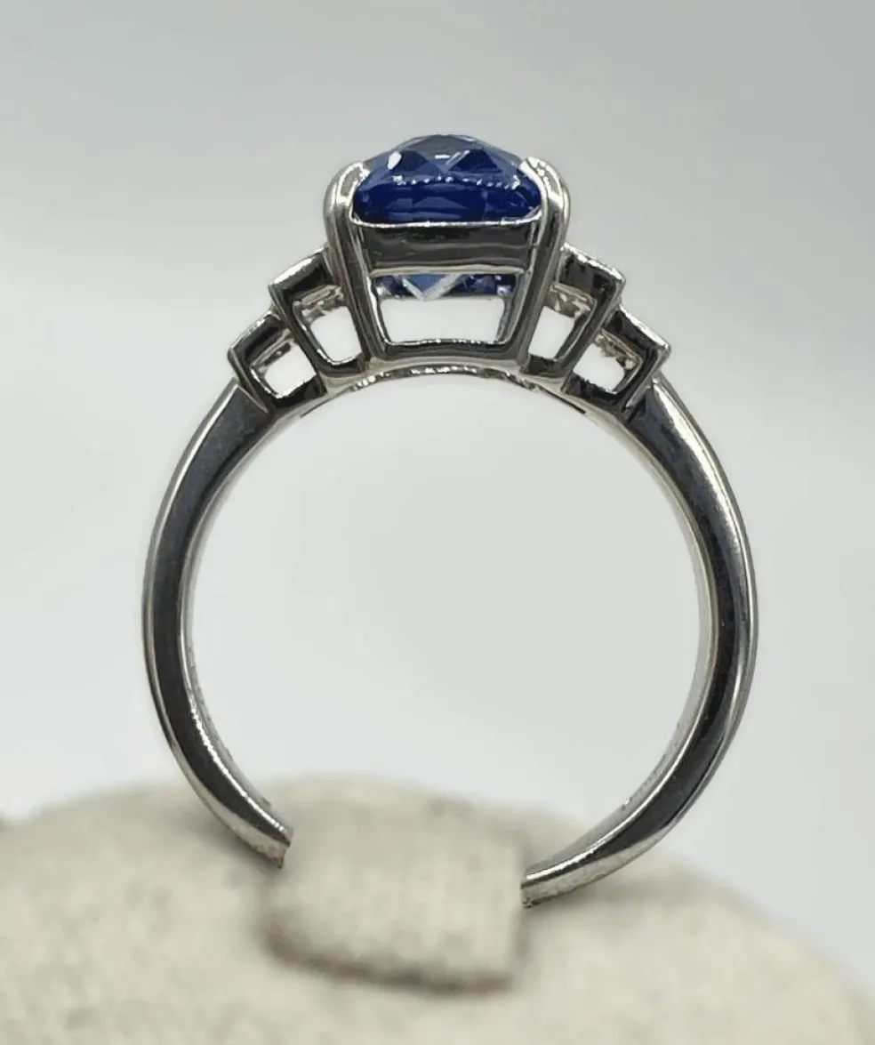 Bague de Fiançailles Saphir, diamants" Baguette" & or blanc