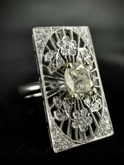 Bague de forme rectangulaire sertie d'un diamant taillé en coussin de 1,20 carats
