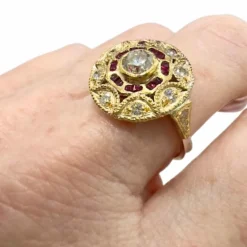 Bague de style Art Déco avec diamants et rubis