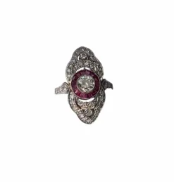 Bague de style Art Déco en platine avec diamants et rubis.