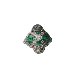 Bague de style Art Déco en platine avec diamants et émeraudes.