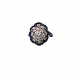 Bague de style Art Déco en platine avec diamants et saphirs.