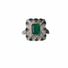 Bague de style Art Déco en platine avec diamants, émeraudes et saphirs.