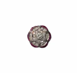 Bague de style Art Déco en platine avec diamants et rubis.