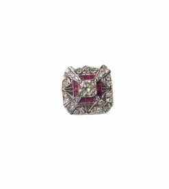 Bague de style Art Déco en platine avec diamants et rubis.