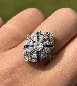 Bague de style Art Déco en platine avec diamants et saphirs