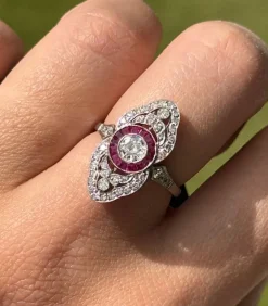 Bague de style Art Déco en platine avec diamants et rubis.