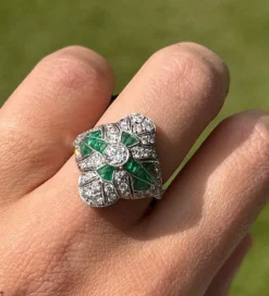 Bague de style Art Déco en platine avec diamants et émeraudes.