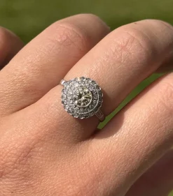 Bague de style Art Déco en platine avec diamants.