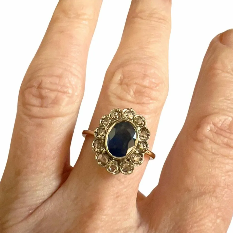 Bague de style Art Déco en or et platine avec diamants et saphir