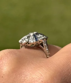 Bague de style Art Déco en platine avec diamants et saphirs